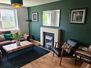 Modern 2 Bed Flat with Parking